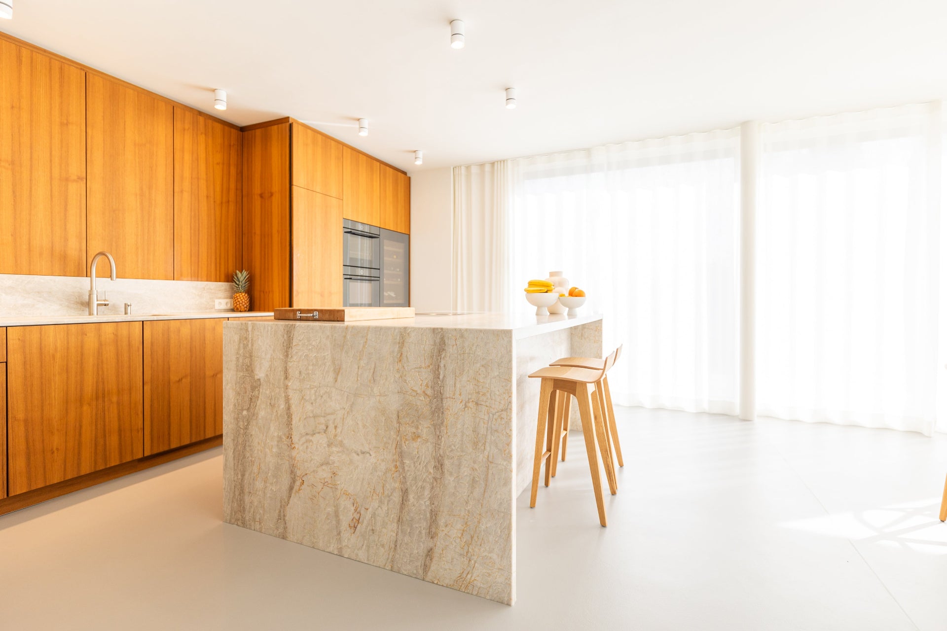 Designküche mit Teakholz