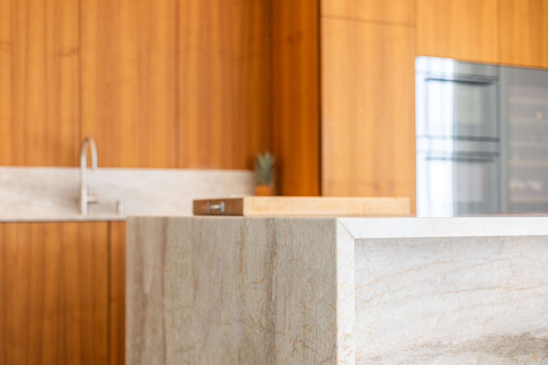 Designküche mit Teakholz