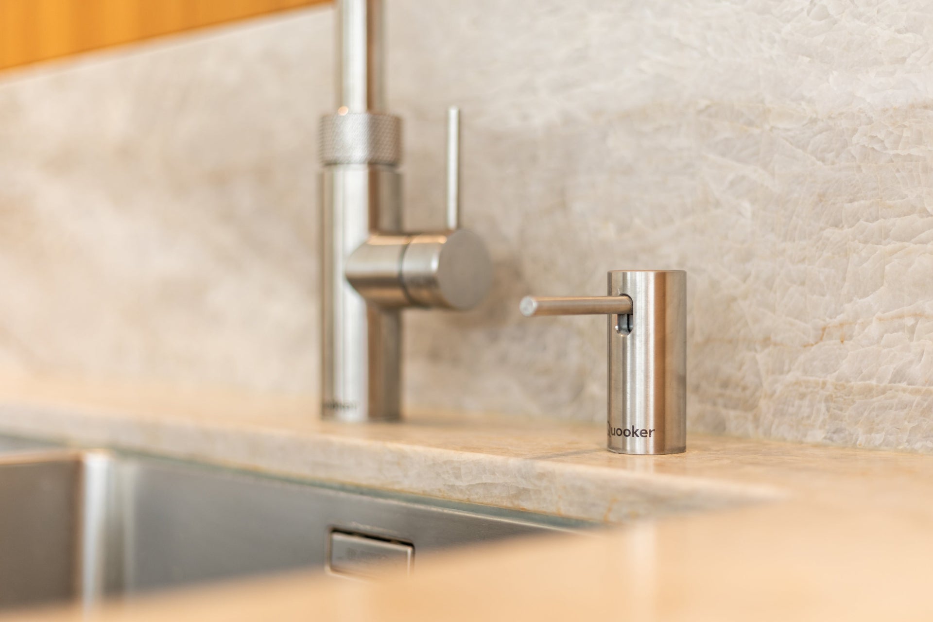 Designküche mit Teakholz