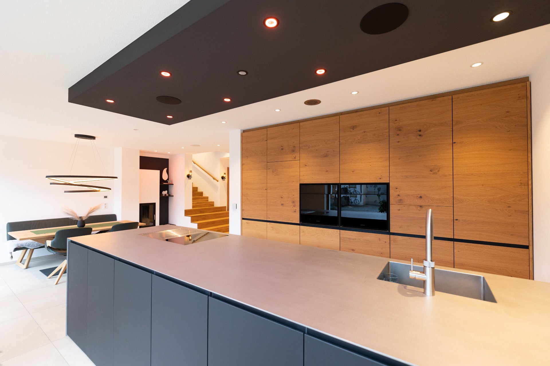 Eleganz in Grau & Holz