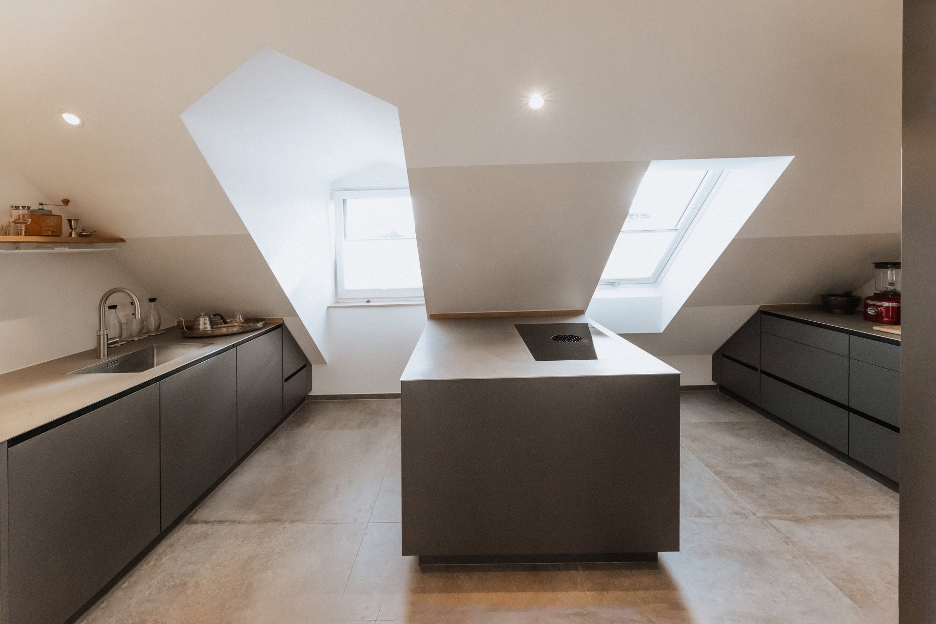 Graue Mansardenküche