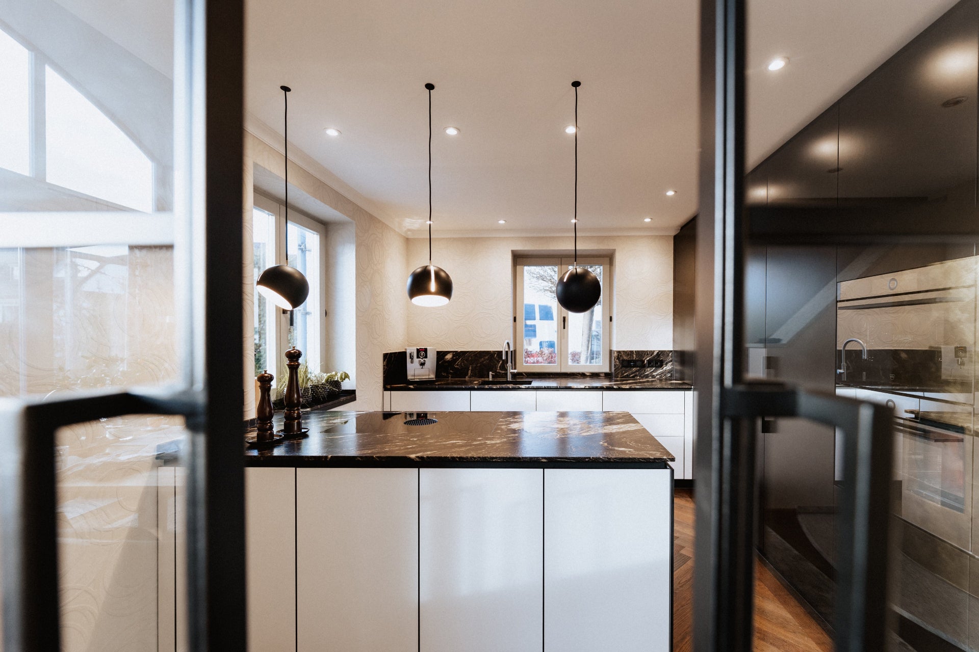 Luxuriöse Kontrastküche