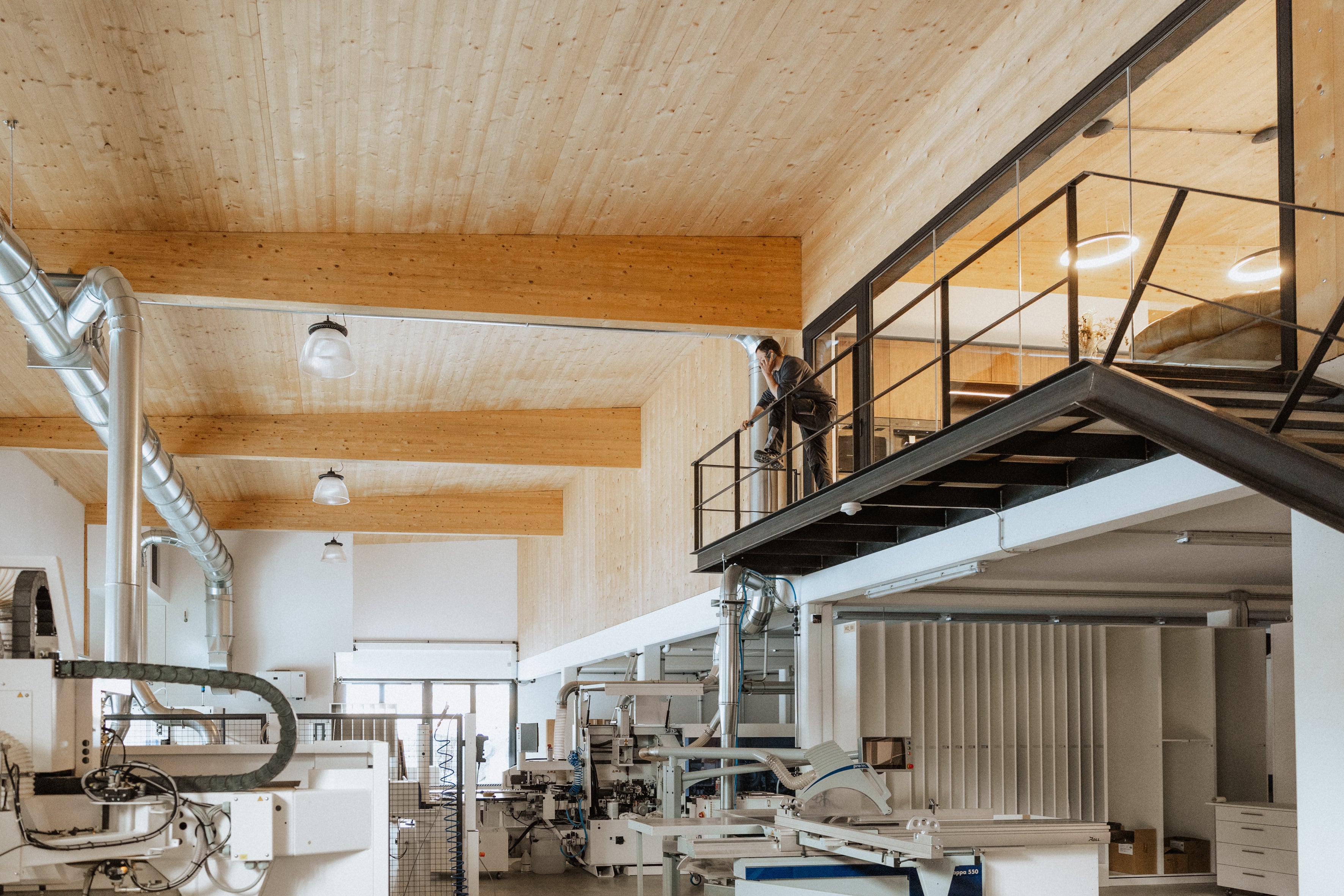 Moderne Produktionshalle einer Küchenmanufaktur bei München